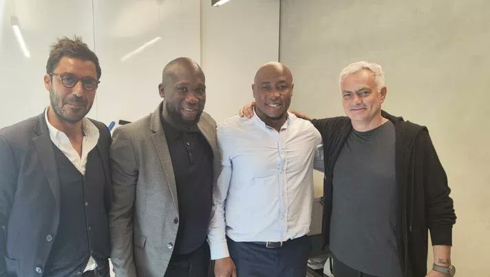 Jose Mourinho took a photo with Ndicka at Roma's headquarters